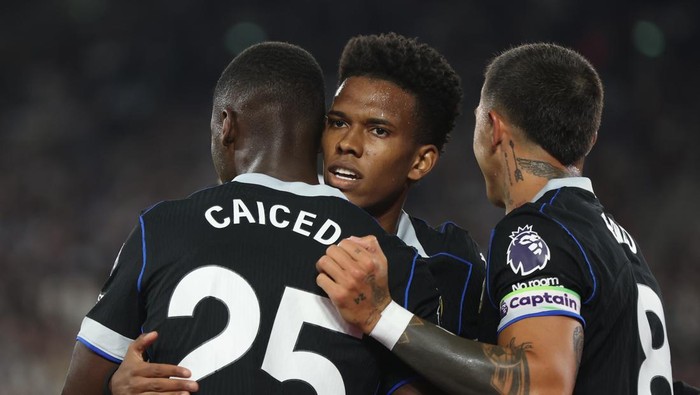 LONDON, ENGLAND - AUGUST 22: Chelseas Moises Caicedo celebrates scoring his sides fourth goal with Estevao and Enzo Fernandez during the Premier League match between West Ham United and Chelsea at London Stadium on August 22, 2025 in London, England. (Photo by Rob Newell - CameraSport via Getty Images)