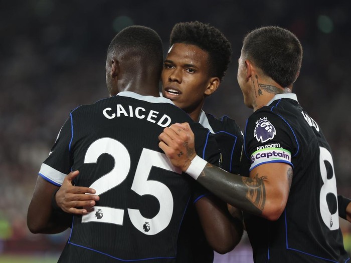 LONDON, ENGLAND - AUGUST 22: Chelsea's Moises Caicedo celebrates scoring his side's fourth goal with Estevao and Enzo Fernandez during the Premier League match between West Ham United and Chelsea at London Stadium on August 22, 2025 in London, England. (Photo by Rob Newell - CameraSport via Getty Images)