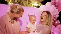 Gaya Istri Loris Karius yang Tuai Kritikan, Pakai Gaun Transparan di Ultah Anak