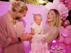 Gaya Istri Loris Karius yang Tuai Kritikan, Pakai Gaun Transparan di Ultah Anak Gaya Istri Loris Karius yang Tuai Kritikan, Pakai Gaun Transparan di Ultah Anak