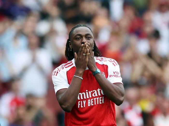 Soccer Football - Premier League - Arsenal v Leeds United - Emirates Stadium, London, Britain - August 23, 2025 New Arsenal signing Eberechi Eze is unveiled to the fans before the match REUTERS/David Klein EDITORIAL USE ONLY. NO USE WITH UNAUTHORIZED AUDIO, VIDEO, DATA, FIXTURE LISTS, CLUB/LEAGUE LOGOS OR 'LIVE' SERVICES. ONLINE IN-MATCH USE LIMITED TO 120 IMAGES, NO VIDEO EMULATION. NO USE IN BETTING, GAMES OR SINGLE CLUB/LEAGUE/PLAYER PUBLICATIONS. PLEASE CONTACT YOUR ACCOUNT REPRESENTATIVE FOR FURTHER DETAILS..