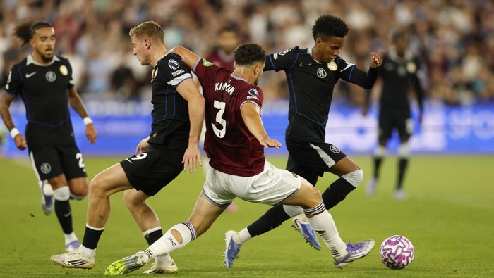 Soccer Football - Premier League - West Ham United v Chelsea - London Stadium, London, Britain - August 22, 2025  West Ham Uniteds Maximilian Kilman in action with Chelseas Estevao Action Images via Reuters/Peter Cziborra EDITORIAL USE ONLY. NO USE WITH UNAUTHORIZED AUDIO, VIDEO, DATA, FIXTURE LISTS, CLUB/LEAGUE LOGOS OR LIVE SERVICES. ONLINE IN-MATCH USE LIMITED TO 120 IMAGES, NO VIDEO EMULATION. NO USE IN BETTING, GAMES OR SINGLE CLUB/LEAGUE/PLAYER PUBLICATIONS. PLEASE CONTACT YOUR ACCOUNT REPRESENTATIVE FOR FURTHER DETAILS..