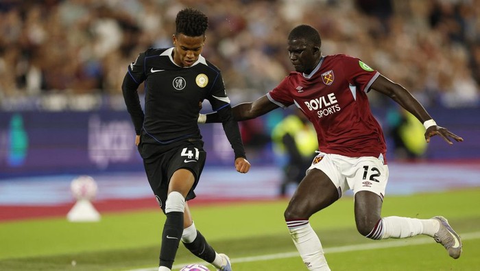 Soccer Football - Premier League - West Ham United v Chelsea - London Stadium, London, Britain - August 22, 2025  Chelseas Estevao in action with West Ham Uniteds El Hadji Malick Diouf Action Images via Reuters/Peter Cziborra EDITORIAL USE ONLY. NO USE WITH UNAUTHORIZED AUDIO, VIDEO, DATA, FIXTURE LISTS, CLUB/LEAGUE LOGOS OR LIVE SERVICES. ONLINE IN-MATCH USE LIMITED TO 120 IMAGES, NO VIDEO EMULATION. NO USE IN BETTING, GAMES OR SINGLE CLUB/LEAGUE/PLAYER PUBLICATIONS. PLEASE CONTACT YOUR ACCOUNT REPRESENTATIVE FOR FURTHER DETAILS..