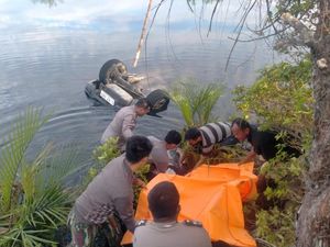 Mobil Ngebut lalu Oleng Nyebur ke Sungai di Tapteng, 3 Orang Tewas Mobil Ngebut lalu Oleng Nyebur ke Sungai di Tapteng, 3 Orang Tewas