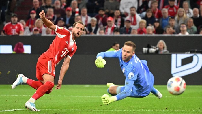 Soccer Football - Bundesliga - Bayern Munich v RB Leipzig - Allianz Arena, Munich, Germany - August 22, 2025  Bayern Munichs Harry Kane scores their sixth goal to complete a hat-trick REUTERS/Angelika Warmuth DFL REGULATIONS PROHIBIT ANY USE OF PHOTOGRAPHS AS IMAGE SEQUENCES AND/OR QUASI-VIDEO.     TPX IMAGES OF THE DAY