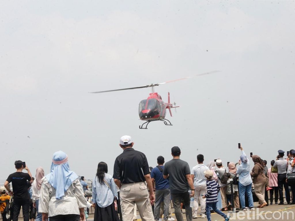 Melihat Pameran Helikopter di Cengkareng Heliport Melihat Pameran Helikopter di Cengkareng Heliport