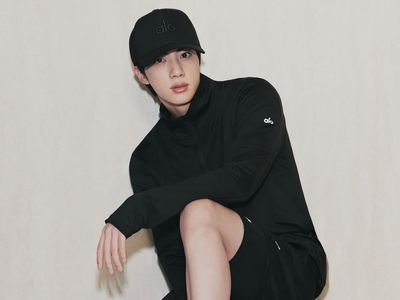 6 Gaya Jin BTS Kelewat Tampan Jadi Model Alo Yoga, Banjir Pujian Netizen