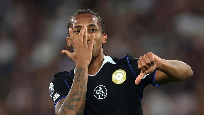 LONDON, ENGLAND - AUGUST 22: Joao Pedro of Chelsea celebrates scoring his teams first goal during the Premier League match between West Ham United and Chelsea at London Stadium on August 22, 2025 in London, England. (Photo by Chris Lee - Chelsea FC/Chelsea FC via Getty Images)