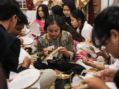 Penari Tradisional Semarang Belajar Mebatik Bareng di Kota Lama