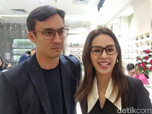 Lady Nayoan dan Rendy Kjaernett Cegah Radiasi Mata pada Anak Sejak Dini Lady Nayoan dan Rendy Kjaernett Cegah Radiasi Mata pada Anak Sejak Dini