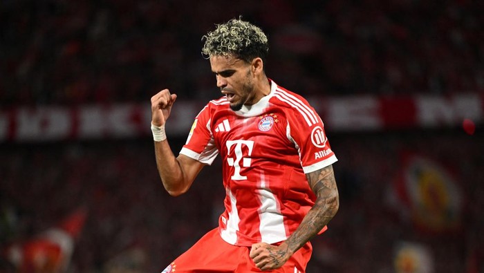 Soccer Football - Bundesliga - Bayern Munich v RB Leipzig - Allianz Arena, Munich, Germany - August 22, 2025  Bayern Munichs Luis Diaz celebrates scoring their second goal REUTERS/Angelika Warmuth DFL REGULATIONS PROHIBIT ANY USE OF PHOTOGRAPHS AS IMAGE SEQUENCES AND/OR QUASI-VIDEO.