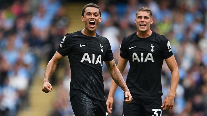 MANCHESTER, ENGLAND - AUGUST 23: Brennan Johnson of Tottenham Hotspur celebrates scoring his teams first goal during the Premier League match between Manchester City and Tottenham Hotspur at Etihad Stadium on August 23, 2025 in Manchester, England. (Photo by Shaun Botterill/Getty Images)
