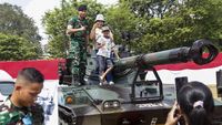 Anak-anak Serbu Pameran Alutsista di Solo, Berpose di Atas Tank TNI