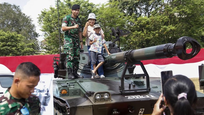Momen Gemas, Anak-Anak Kecil Taklukkan Tank TNI di Pameran Alutsista Solo!