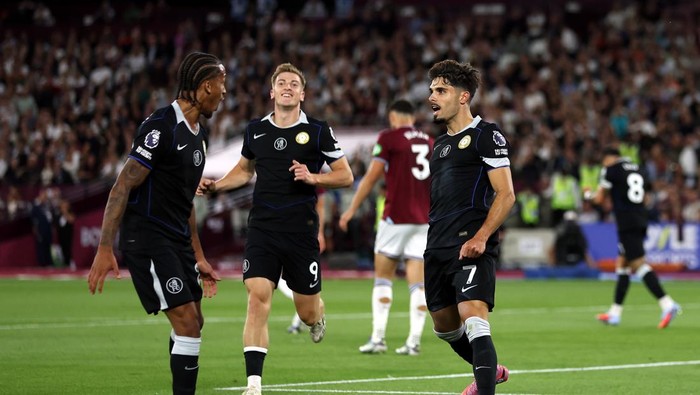 LONDON, ENGLAND - AUGUST 22: Pedro Neto of Chelsea celebrates scoring his teams second goal with teammate Joao Pedro during the Premier League match between West Ham United and Chelsea at London Stadium on August 22, 2025 in London, England. (Photo by Chris Lee - Chelsea FC/Chelsea FC via Getty Images)