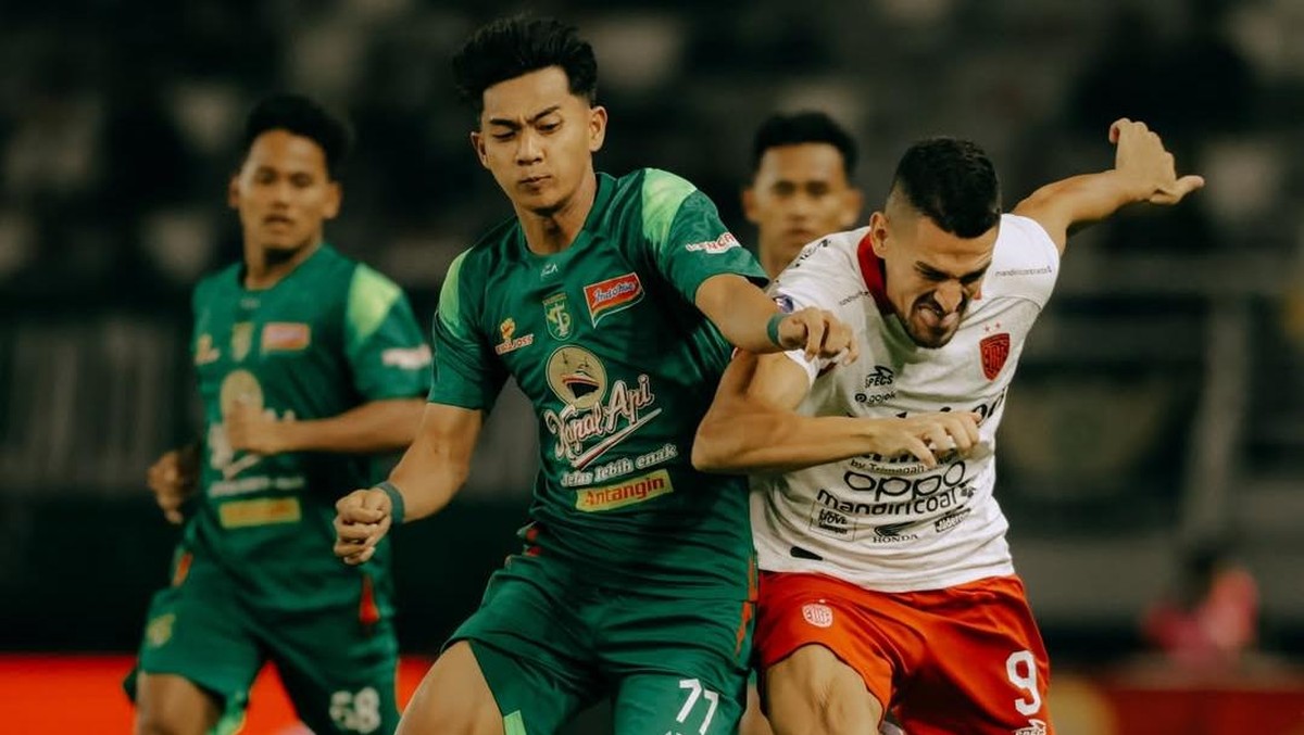 Foto: Pemain Bali United Boris Kopitovic (kanan) dikawal winger Persebaya Malik Rizaldi dalam pekan ketiga Super League di Stadion Gelora Bung Tomo, Surabaya,Sabtu (23/8/2025). (Foto: Dok. Bali United)