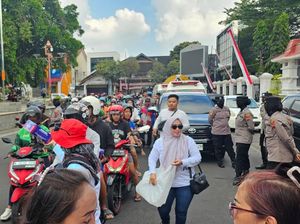 Polisi Kawal Aksi Damai Emak-emak di Pati Bagikan 700 Nasi Bungkus
