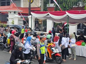Polda Jateng Kawal Aksi Damai Emak-emak Bagikan 700 Nasi Bungkus di Pati Polda Jateng Kawal Aksi Damai Emak-emak Bagikan 700 Nasi Bungkus di Pati