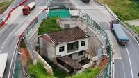 Penghuni Rumah Kejepit Jalan Tol Akhirnya Pergi dengan Penyesalan