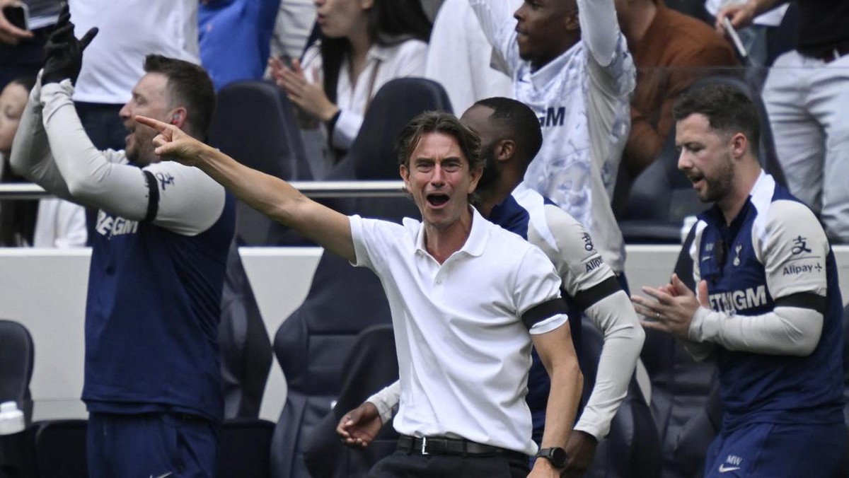 Manajer Tottenham Hotspur Thomas Frank tak masalah Eberechi Eze gagal gabung. (REUTERS/TONY O BRIEN)