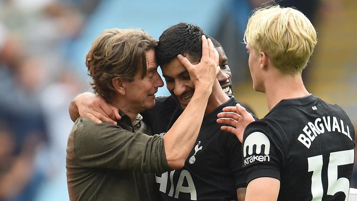 Manajer Tottenham Hotspur Thomas Frank merayakan kemenangan timnya atas Manchester City (Foto: REUTERS/Peter Powell)