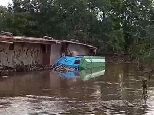 Tongkang Kecil Angkut Alat Berat Terbalik di Kapuas, Evakuasi Sulit Tongkang Kecil Angkut Alat Berat Terbalik di Kapuas, Evakuasi Sulit