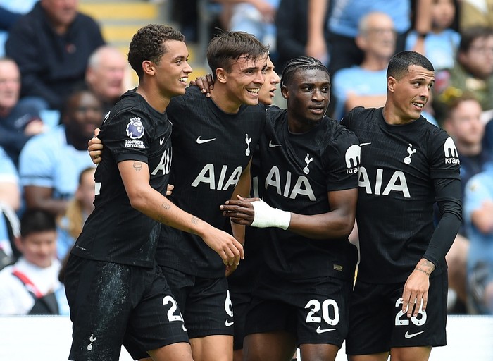 Totteham Hotspur Soccer Football - Premier League - Manchester City v Tottenham Hotspur - Etihad Stadium, Manchester, Britain - August 23, 2025 Tottenham Hotspur's Joao Palhinha celebrates scoring their second goal with teammates REUTERS/Peter Powell EDITORIAL USE ONLY. NO USE WITH UNAUTHORIZED AUDIO, VIDEO, DATA, FIXTURE LISTS, CLUB/LEAGUE LOGOS OR 'LIVE' SERVICES. ONLINE IN-MATCH USE LIMITED TO 120 IMAGES, NO VIDEO EMULATION. NO USE IN BETTING, GAMES OR SINGLE CLUB/LEAGUE/PLAYER PUBLICATIONS. PLEASE CONTACT YOUR ACCOUNT REPRESENTATIVE FOR FURTHER DETAILS..