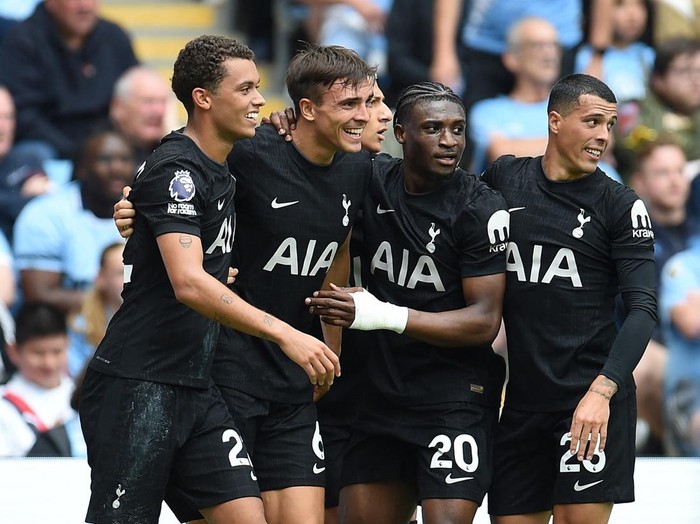Soccer Football - Premier League - Manchester City v Tottenham Hotspur - Etihad Stadium, Manchester, Britain - August 23, 2025  Tottenham Hotspur's Joao Palhinha celebrates scoring their second goal with teammates REUTERS/Peter Powell EDITORIAL USE ONLY. NO USE WITH UNAUTHORIZED AUDIO, VIDEO, DATA, FIXTURE LISTS, CLUB/LEAGUE LOGOS OR 'LIVE' SERVICES. ONLINE IN-MATCH USE LIMITED TO 120 IMAGES, NO VIDEO EMULATION. NO USE IN BETTING, GAMES OR SINGLE CLUB/LEAGUE/PLAYER PUBLICATIONS. PLEASE CONTACT YOUR ACCOUNT REPRESENTATIVE FOR FURTHER DETAILS..