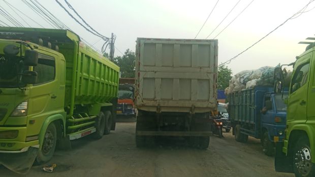Truk-truk tambang di Parung Panjang diduga melanggar aturan jam operasional yakni jam 22.00-05.00 WIB. Kehadiran truk baik yang melintas maupun parkir di jalan Parung Panjang membuat kemacetan parah.