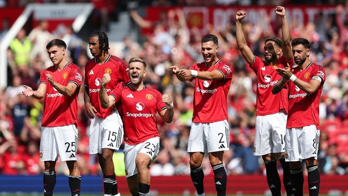 MANCHESTER, ENGLAND - AUGUST 09: Luke Shaw, Diogo Dalot, Bruno Fernandes and Matheus Cunha of Manchester United react during the penalty shootout during the pre-season friendly match between Manchester United and ACF Fiorentina at Old Trafford on August 09, 2025 in Manchester, England. (Photo by Matt McNulty/Getty Images)