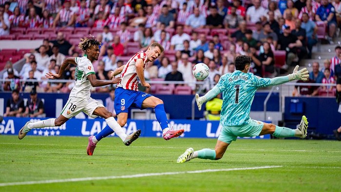 Alexander Sorloth of Atletico de Madrid (C) scores a goal between John Nwankwo (L) and Matias Dituro (R) of Elche CF during the LaLiga EA Sports football match between Atletico de Madrid and Elche CF at Estadio Riyadh Air Metropolitano in Madrid, Spain, on August 23, 2025. (Photo by Alberto Gardin/NurPhoto via Getty Images)