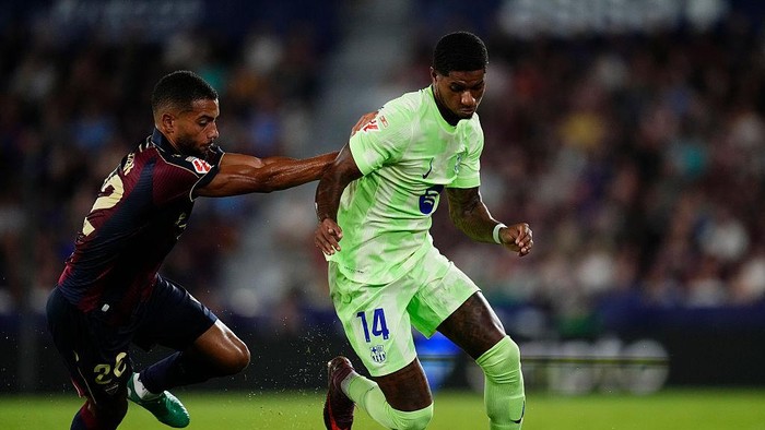 Marcus Rashford left winger of Barcelona and England and Jeremy Toljan right-back of Levante and Germany during the LaLiga EA Sports match between Levante UD and FC Barcelona at Ciutat de Valencia on August 23, 2025 in Valencia, Spain. (Photo by Jose Breton/Pics Action/NurPhoto via Getty Images)