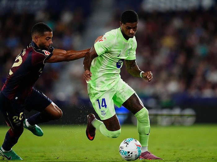 Marcus Rashford left winger of Barcelona and England and Jeremy Toljan right-back of Levante and Germany during the LaLiga EA Sports match between Levante UD and FC Barcelona at Ciutat de Valencia on August 23, 2025 in Valencia, Spain. (Photo by Jose Breton/Pics Action/NurPhoto via Getty Images)