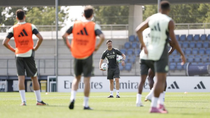MADRID, SPAIN - AUGUST 22: Xabi Alonso, coach of Real Madrid, is leading the training at Valdebebas training ground on August 22, 2025 in Madrid, Spain. (Photo by Helios de la Rubia/Real Madrid via Getty Images)