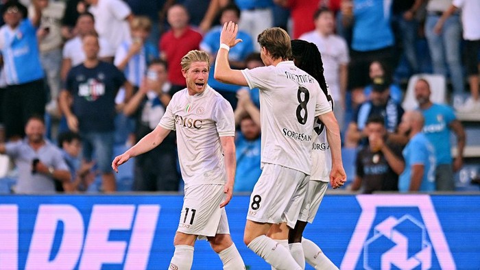 SASSUOLO, ITALY - AUGUST 23: Kevin De Bruyne of Napoli celebrates scoring his teams second goal during the Serie A match between US Sassuolo Calcio and SSC Napoli at Mapei Stadium Citta del Tricolore on August 23, 2025 in Sassuolo, Italy. (Photo by Alessandro Sabattini/Getty Images)