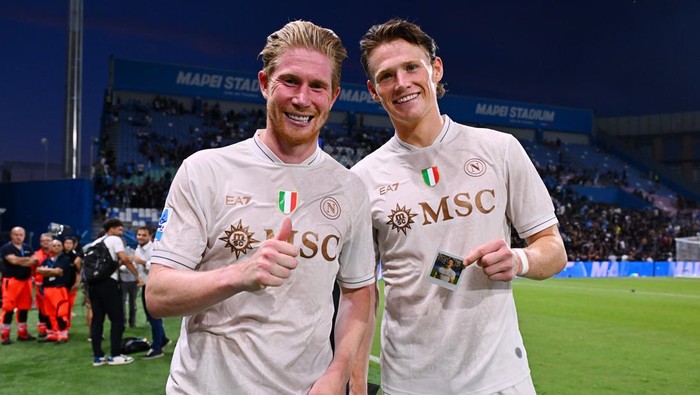 SASSUOLO, ITALY - AUGUST 23: Kevin De Bruyne of Napoli and teammate Scott McTominay pose for a photo at full-time following their victory in the Serie A match between US Sassuolo Calcio and SSC Napoli at Mapei Stadium Citta del Tricolore on August 23, 2025 in Sassuolo, Italy. (Photo by Alessandro Sabattini/Getty Images)
