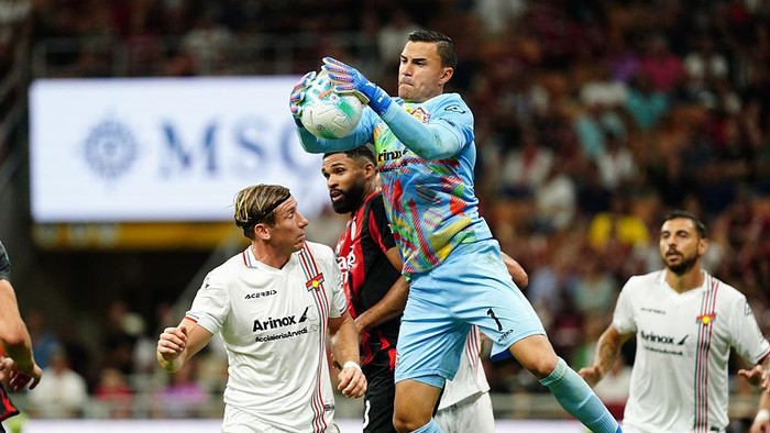 MILAN, ITALY - AUGUST 23:  Goalkeeper of US Cremonese, Emil Audero in action during the Serie A match between AC Milan and US Cremonese at Giuseppe Meazza Stadium on August 23, 2025 in Milan, Italy. (Photo by Pier Marco Tacca/Getty Images)