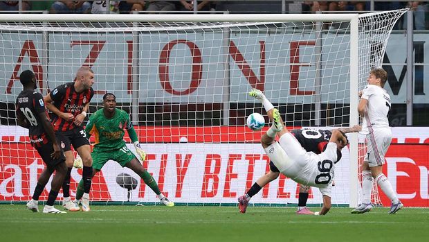  Federico Bonazzoli of US Cremonese scores a spectacular goal to give the side a 2-1 lead during the Serie A match between AC Milan and US Cremonese at Giuseppe Meazza Stadium on August 23, 2025 in Milan, Italy. (Photo by Jonathan Moscrop/Getty Images)