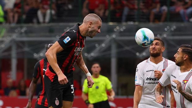  Strahinja Pavlovic of AC Milan scores his team's first goal during the Serie A match between AC Milan and US Cremonese at Giuseppe Meazza Stadium on August 23, 2025 in Milan, Italy. (Photo by Francesco Scaccianoce/Getty Images)