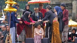 Anak Bajang Jalani Ritual Potong Rambut Gimbal di Dieng