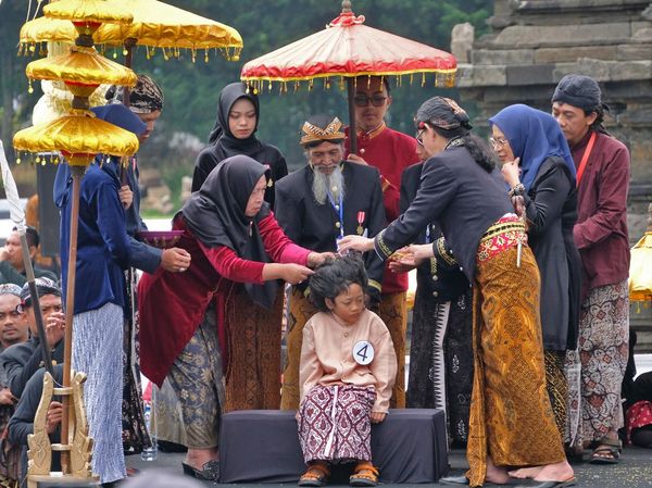 Anak Bajang Jalani Ritual Potong Rambut Gimbal di Dieng