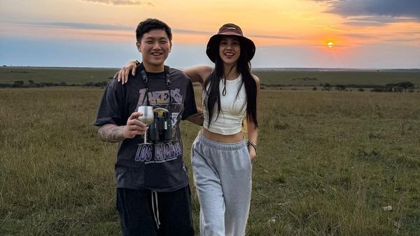 Sweet! Anya Geraldine Beri Kejutan Untuk Tora Widjaja di Kenya