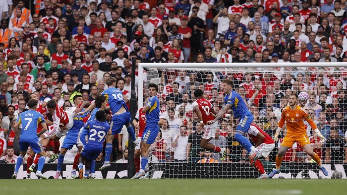 Soccer Football - Premier League - Arsenal v Leeds United - Emirates Stadium, London, Britain - August 23, 2025 Arsenals Jurrien Timber scores their first goal Action Images via Reuters/Andrew Couldridge EDITORIAL USE ONLY. NO USE WITH UNAUTHORIZED AUDIO, VIDEO, DATA, FIXTURE LISTS, CLUB/LEAGUE LOGOS OR LIVE SERVICES. ONLINE IN-MATCH USE LIMITED TO 120 IMAGES, NO VIDEO EMULATION. NO USE IN BETTING, GAMES OR SINGLE CLUB/LEAGUE/PLAYER PUBLICATIONS. PLEASE CONTACT YOUR ACCOUNT REPRESENTATIVE FOR FURTHER DETAILS..