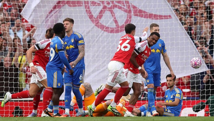 Soccer Football - Premier League - Arsenal v Leeds United - Emirates Stadium, London, Britain - August 23, 2025 Arsenals Jurrien Timber celebrates scoring their fourth goal with Martin Zubimendi REUTERS/David Klein EDITORIAL USE ONLY. NO USE WITH UNAUTHORIZED AUDIO, VIDEO, DATA, FIXTURE LISTS, CLUB/LEAGUE LOGOS OR LIVE SERVICES. ONLINE IN-MATCH USE LIMITED TO 120 IMAGES, NO VIDEO EMULATION. NO USE IN BETTING, GAMES OR SINGLE CLUB/LEAGUE/PLAYER PUBLICATIONS. PLEASE CONTACT YOUR ACCOUNT REPRESENTATIVE FOR FURTHER DETAILS..