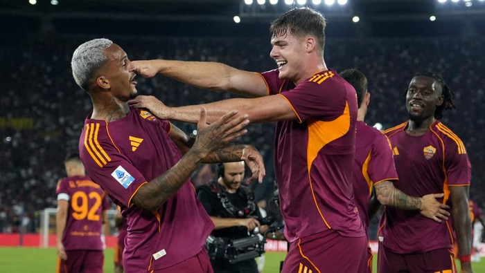 Soccer Football - Serie A - AS Roma v Bologna - Stadio Olimpico, Rome, Italy - August 23, 2025 AS Romas Wesley celebrates scoring their first goal with Evan Ferguson REUTERS/Matteo Ciambelli