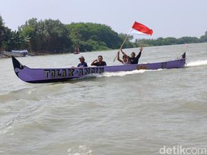 Balap Perahu Ketinting di Sungai Porong Meriahkan HUT ke-80 RI