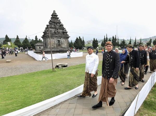 Maksimal Banget AHY di Dieng, Ikut Ritual Anak Gimbal, Jogging, Terbangkan Lampion