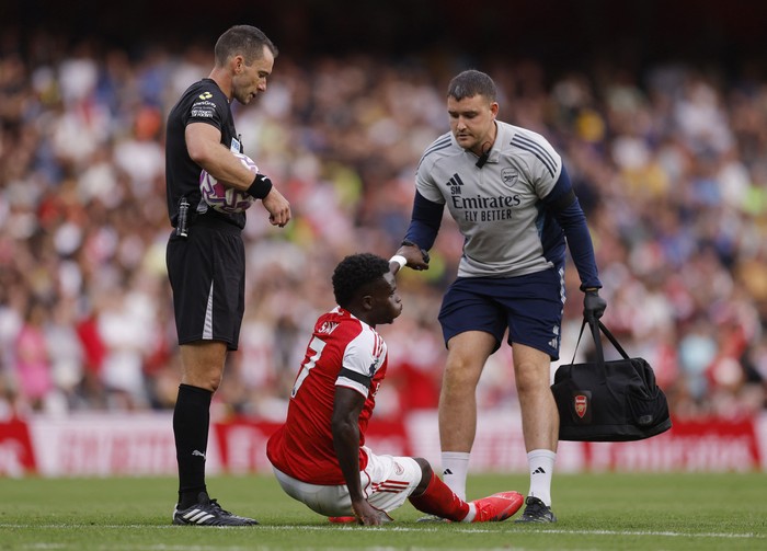 Bukayo Saka Soccer Football - Premier League - Arsenal v Leeds United - Emirates Stadium, London, Britain - August 23, 2025 Arsenal's Bukayo Saka receives medical attention after sustaining an injury Action Images via Reuters/Andrew Couldridge EDITORIAL USE ONLY. NO USE WITH UNAUTHORIZED AUDIO, VIDEO, DATA, FIXTURE LISTS, CLUB/LEAGUE LOGOS OR 'LIVE' SERVICES. ONLINE IN-MATCH USE LIMITED TO 120 IMAGES, NO VIDEO EMULATION. NO USE IN BETTING, GAMES OR SINGLE CLUB/LEAGUE/PLAYER PUBLICATIONS. PLEASE CONTACT YOUR ACCOUNT REPRESENTATIVE FOR FURTHER DETAILS..