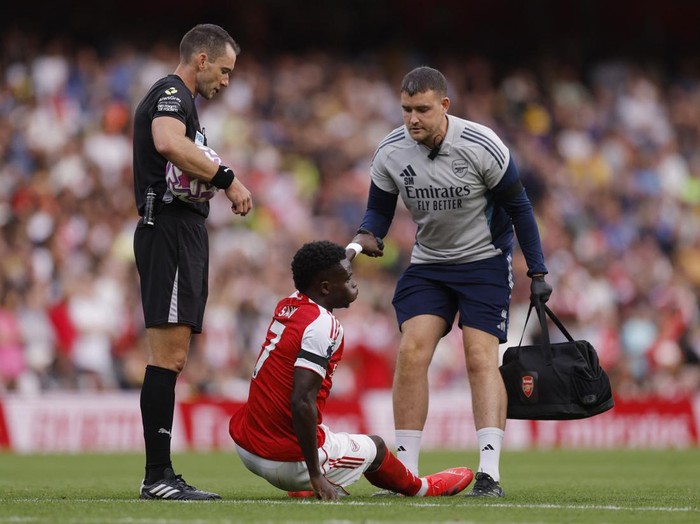 Soccer Football - Premier League - Arsenal v Leeds United - Emirates Stadium, London, Britain - August 23, 2025 Arsenal's Bukayo Saka receives medical attention after sustaining an injury Action Images via Reuters/Andrew Couldridge EDITORIAL USE ONLY. NO USE WITH UNAUTHORIZED AUDIO, VIDEO, DATA, FIXTURE LISTS, CLUB/LEAGUE LOGOS OR 'LIVE' SERVICES. ONLINE IN-MATCH USE LIMITED TO 120 IMAGES, NO VIDEO EMULATION. NO USE IN BETTING, GAMES OR SINGLE CLUB/LEAGUE/PLAYER PUBLICATIONS. PLEASE CONTACT YOUR ACCOUNT REPRESENTATIVE FOR FURTHER DETAILS..