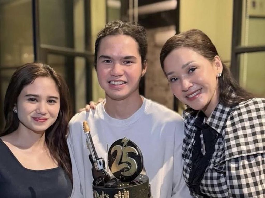 Keseruan Dul Jaelani Rayakan Ulang Tahun dan Kuliner Bersama Keluarga Keseruan Dul Jaelani Rayakan Ulang Tahun dan Kuliner Bersama Keluarga